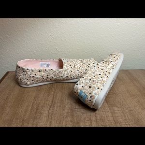 Tom’s size 9 Cheetah print slip ons.